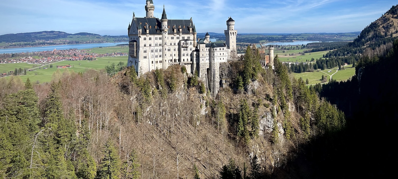 Vista panorámica del castillo de Neuschwanstein en los Alpes bávaros