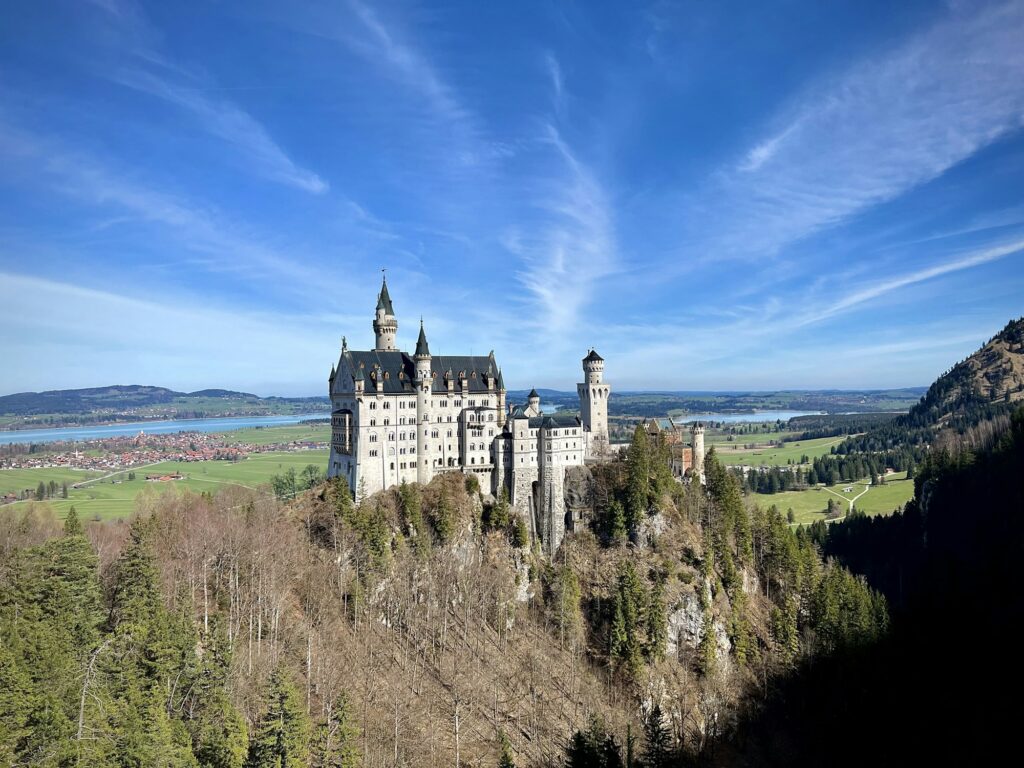 Vue panoramique du château de Neuschwanstein dans les Alpes bavaroises