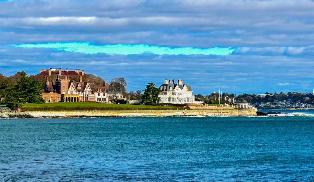 Newport, Rhode Island : manoirs de la Gilded Age surplombant l'Atlantique en été