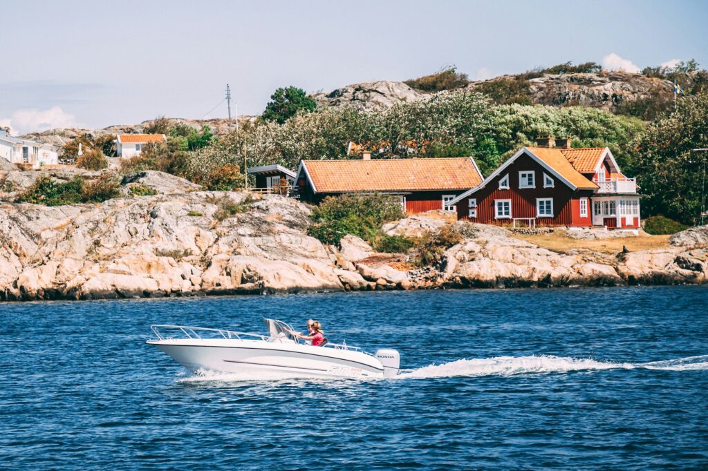Village balnéaire suédois avec bateaux sur la mer de Kattegat en été, côte de Scanie