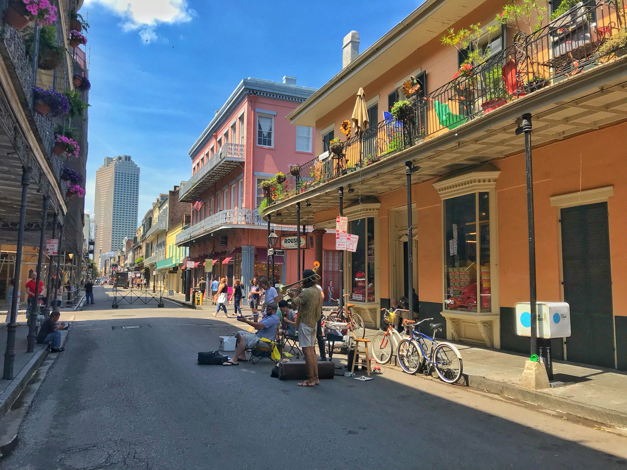 Strada storica del French Quarter di New Orleans con i caratteristici balconi in ferro battuto