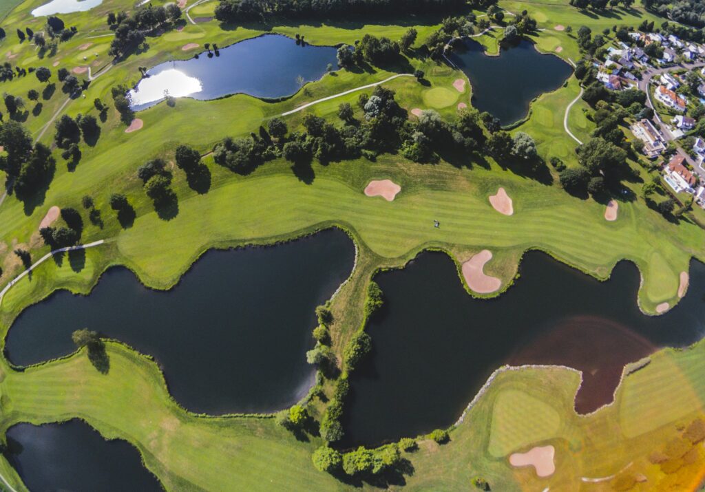 Parcours de golf en France avec fairway vert et ciel dégagé — Open de France au Golf National