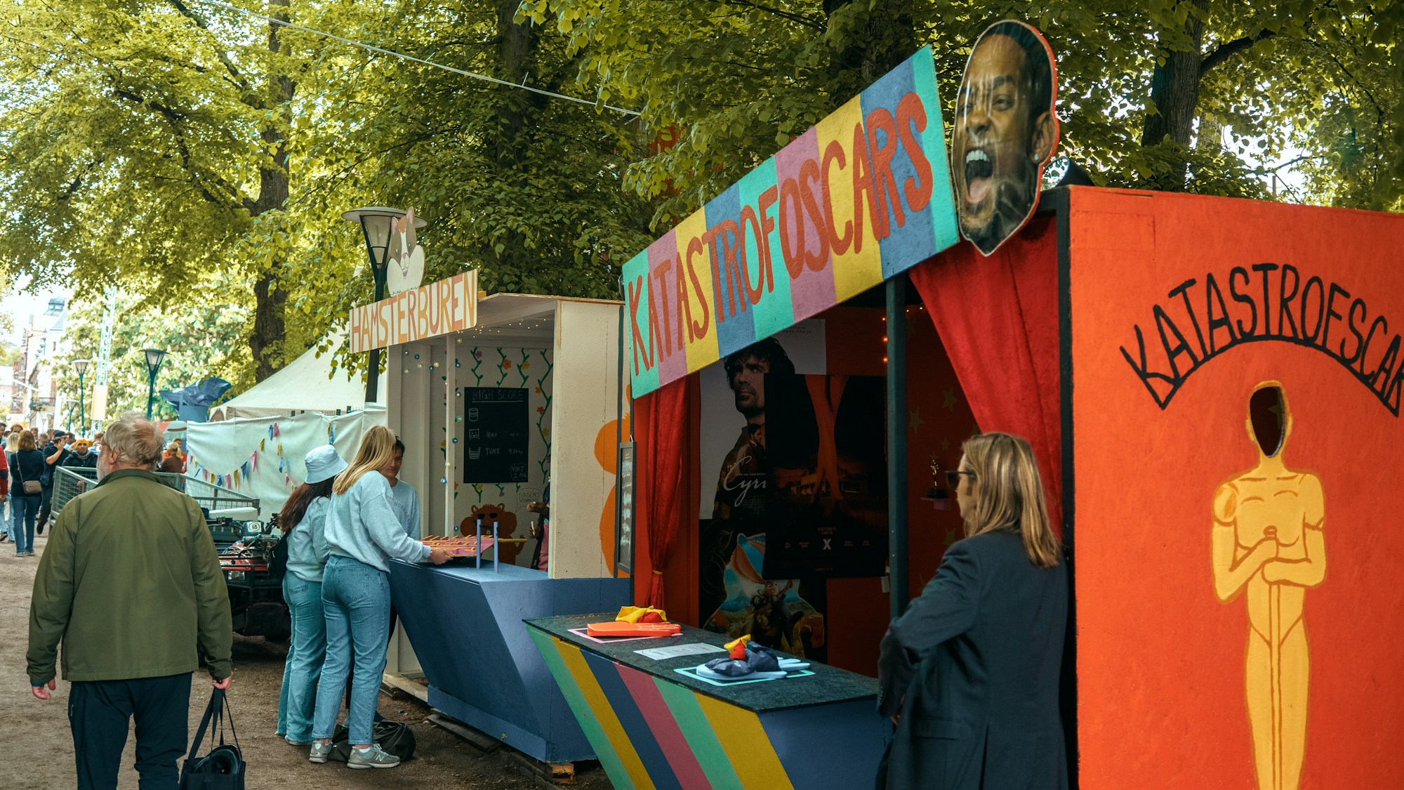 Mercado de verano escandinavo con colores vivos, ambiente Village du Monde nórdico