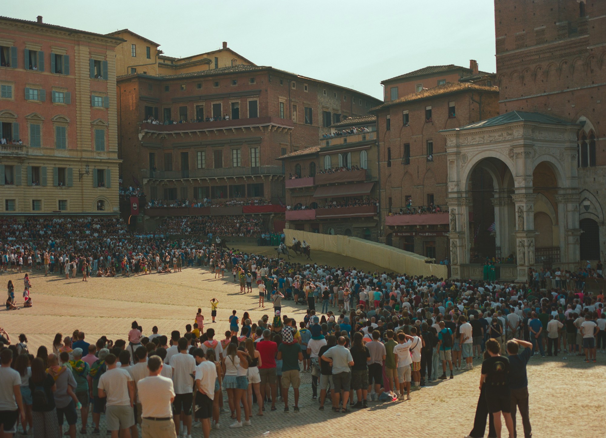 Course du Palio di Siena, jockeys en costumes sur la Piazza del Campo lors de la course historique