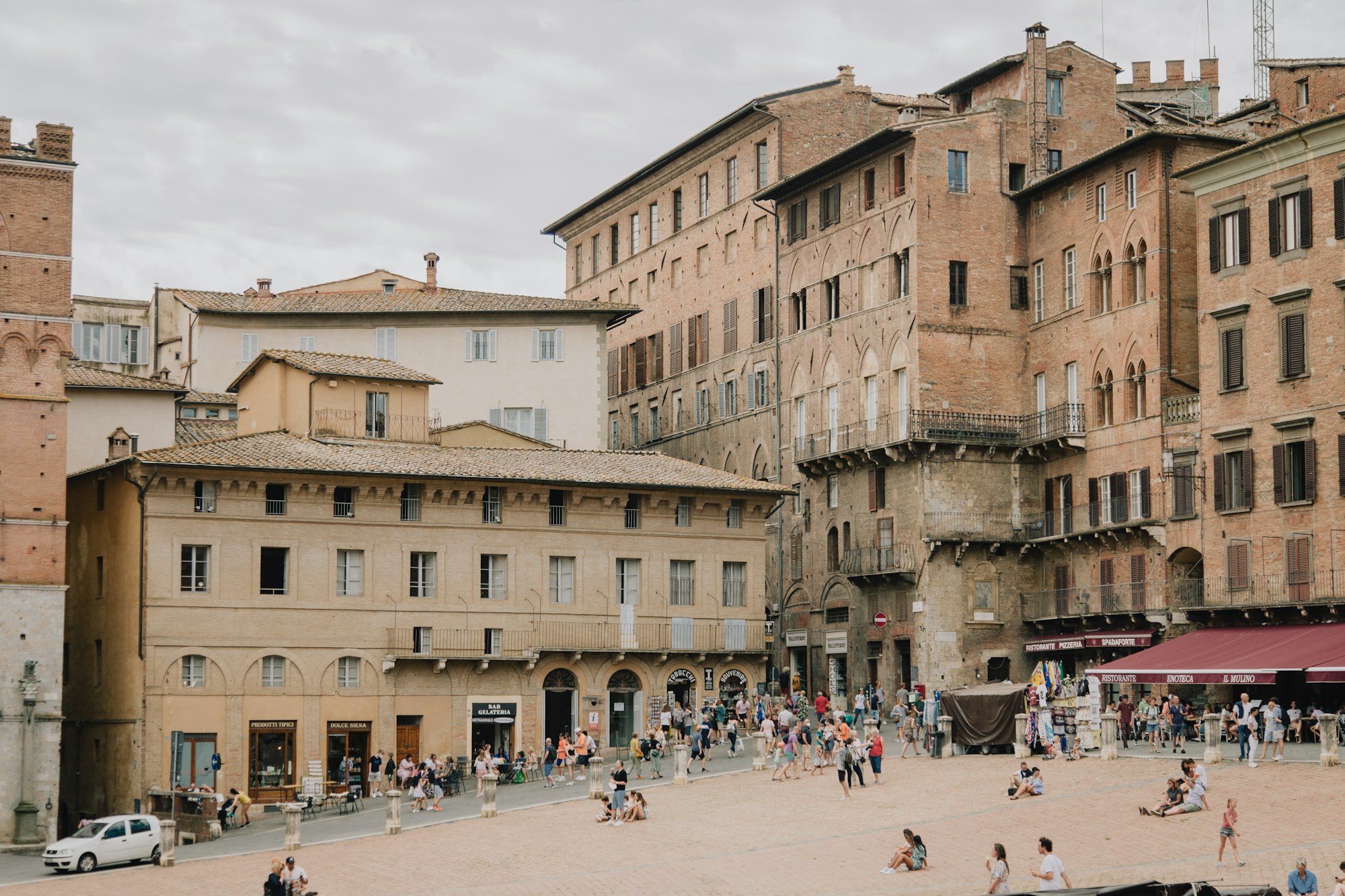 Procession historique du Palio di Siena, 700 participants en costumes du XVe siècle défilant sur la Piazza del Campo