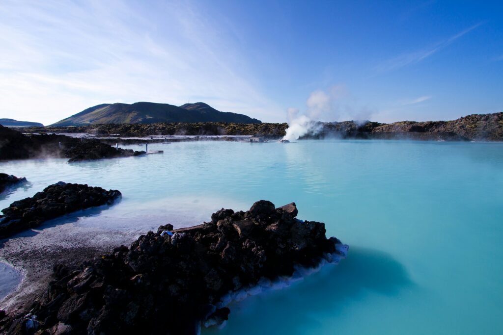 Source géothermique naturelle en Islande, vapeur dans un paysage enneigé