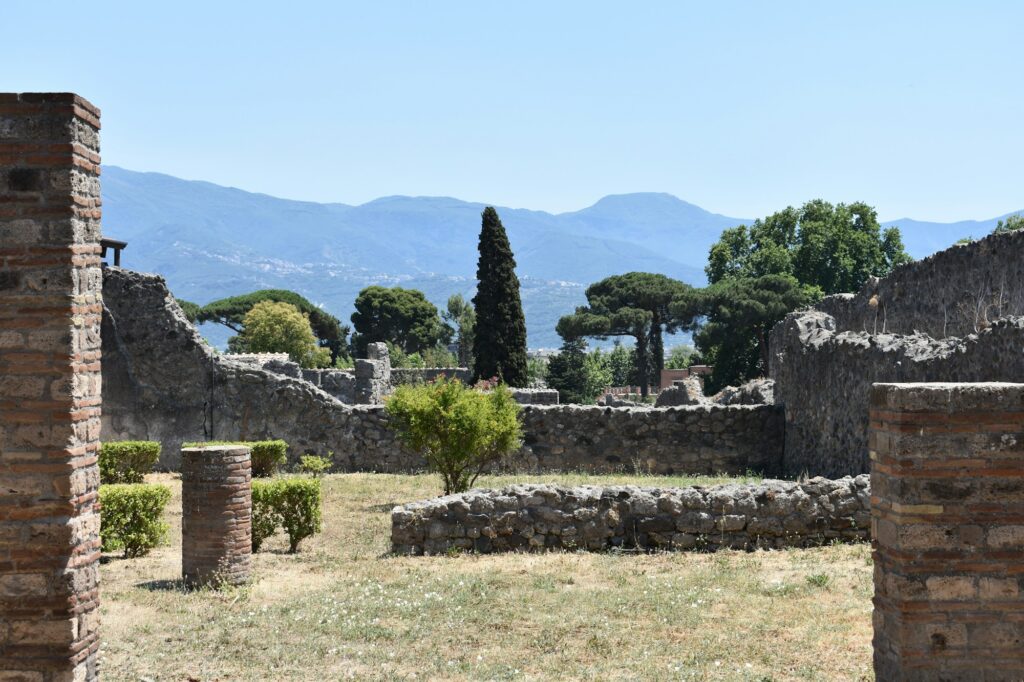 Vue aerienne des ruines antiques de Pompei avec le Vesuve en arriere-plan