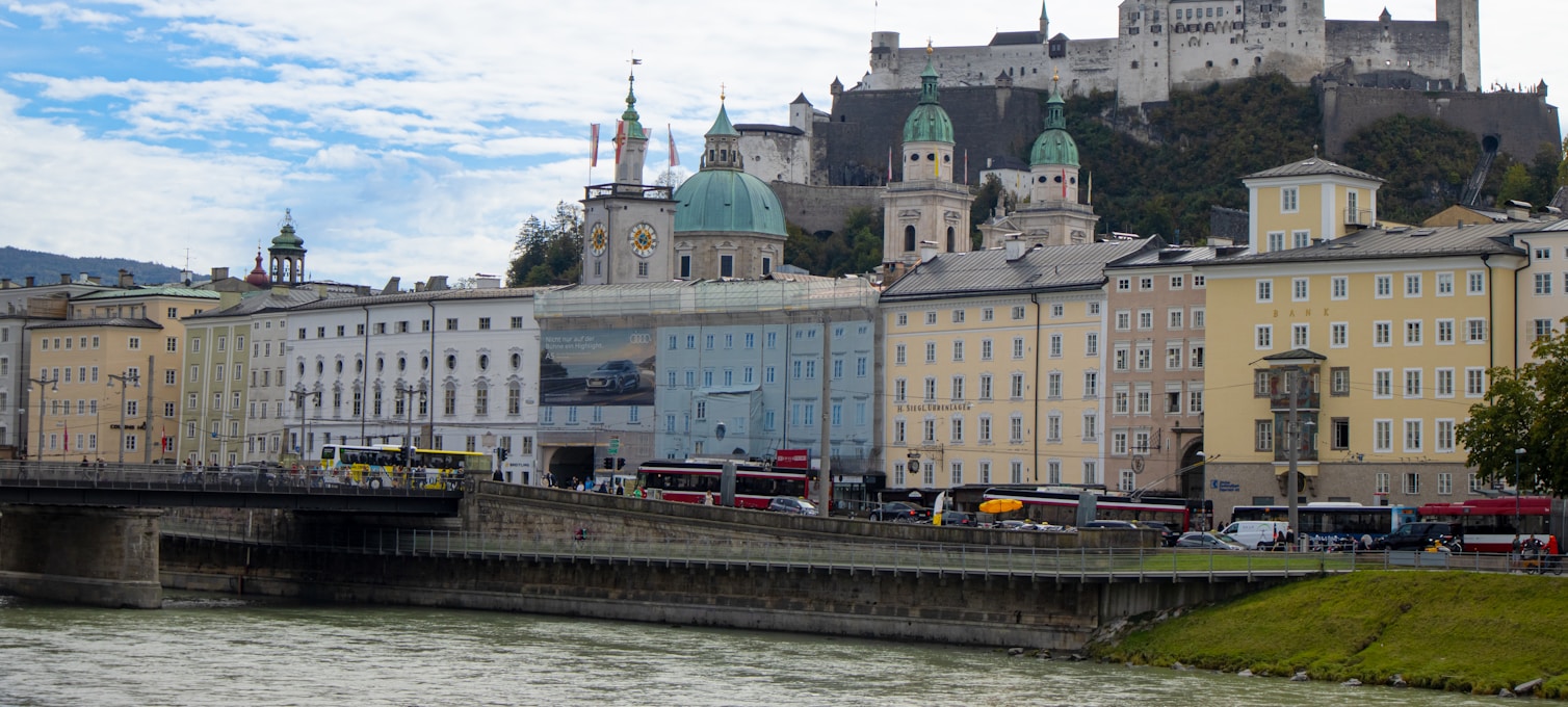 La vieille ville de Salzbourg et la forteresse Hohensalzburg en été