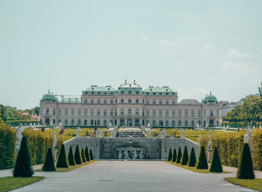 Chateau de Schonbrunn et ses jardins baroques vus depuis la Gloriette, Vienne