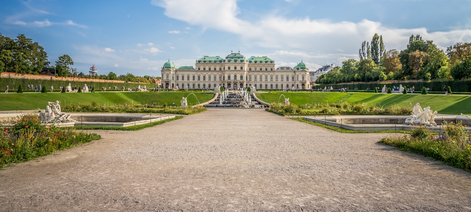 Vue depuis la Gloriette sur le château de Schönbrunn et les toits de Vienne au coucher du soleil
