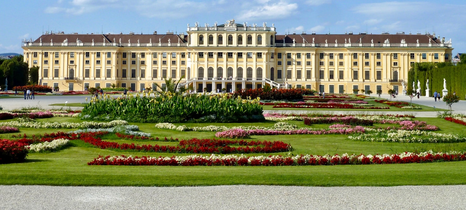 Vue panoramique du château de Schönbrunn et de ses jardins baroques depuis la Gloriette