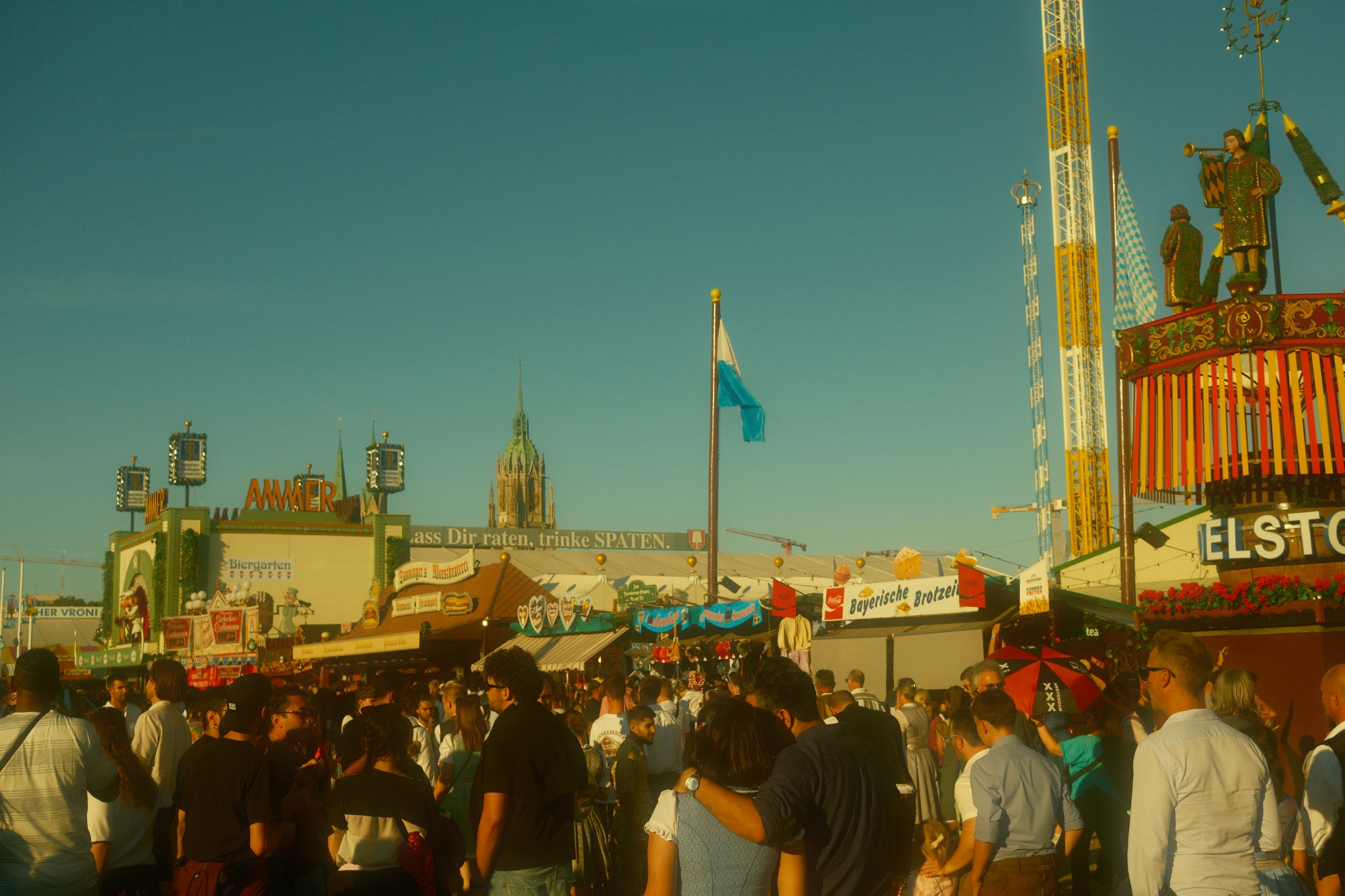 Grande tente de festival populaire en Allemagne avec bières et public en costume traditionnel