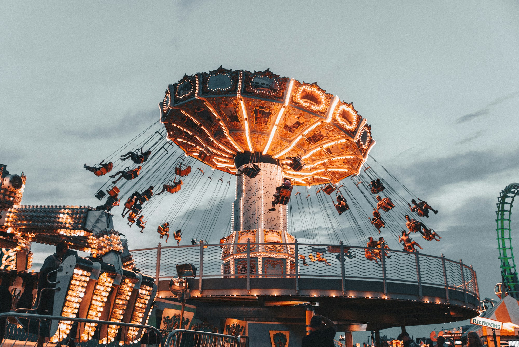 Grande attraction de chute libre dans un parc d'attractions lors d'un festival populaire