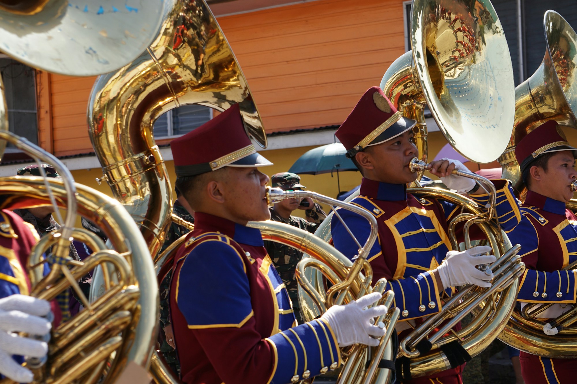 Défilé traditionnel avec fanfares et costumes lors d'un festival allemand