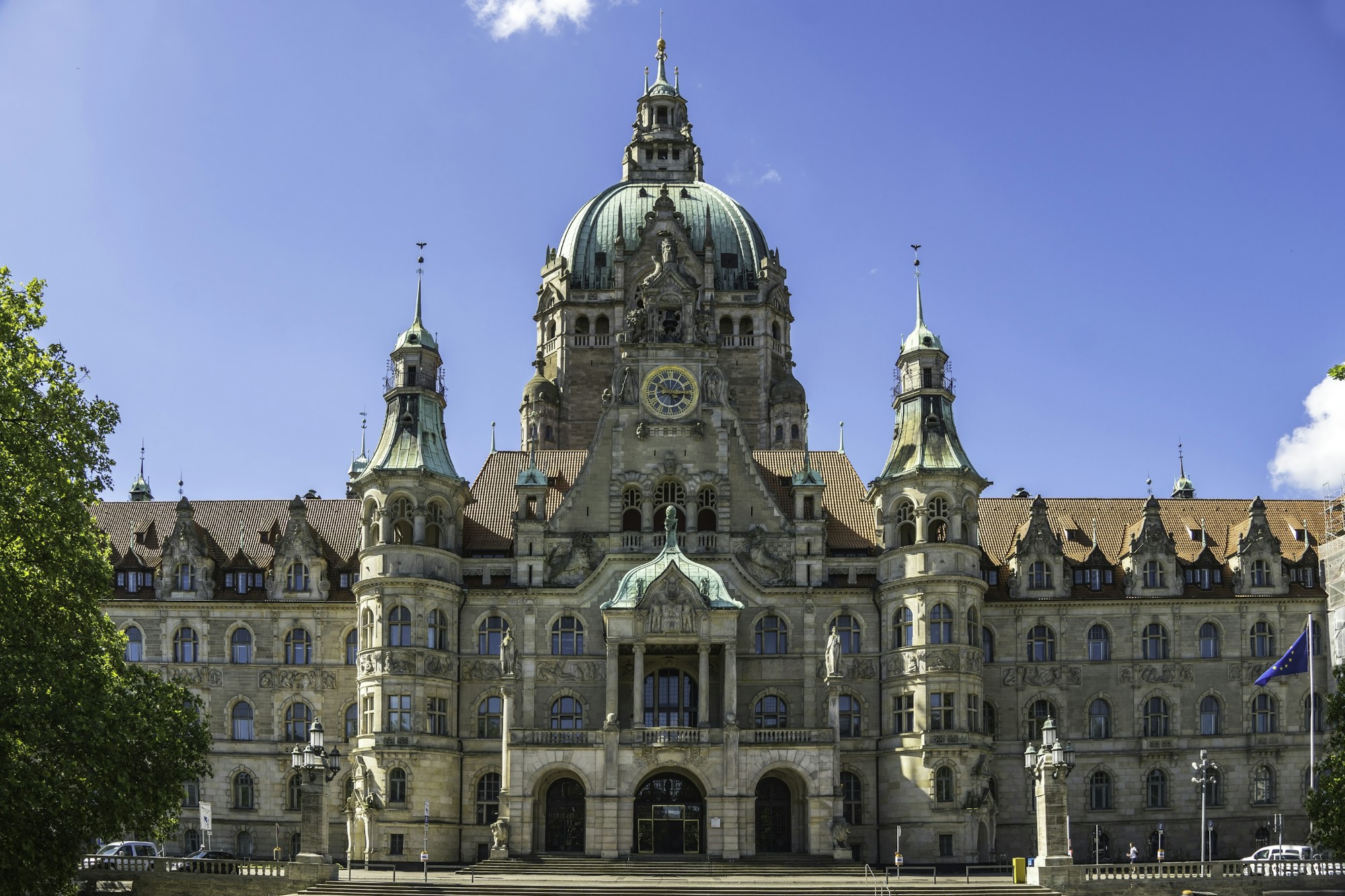 Place devant le Neues Rathaus de Hanovre lors d'un grand rassemblement populaire