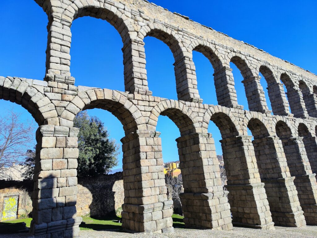 Aqueduc romain de Ségovie — deux mille ans d'histoire dans le cœur de la vieille ville castillane