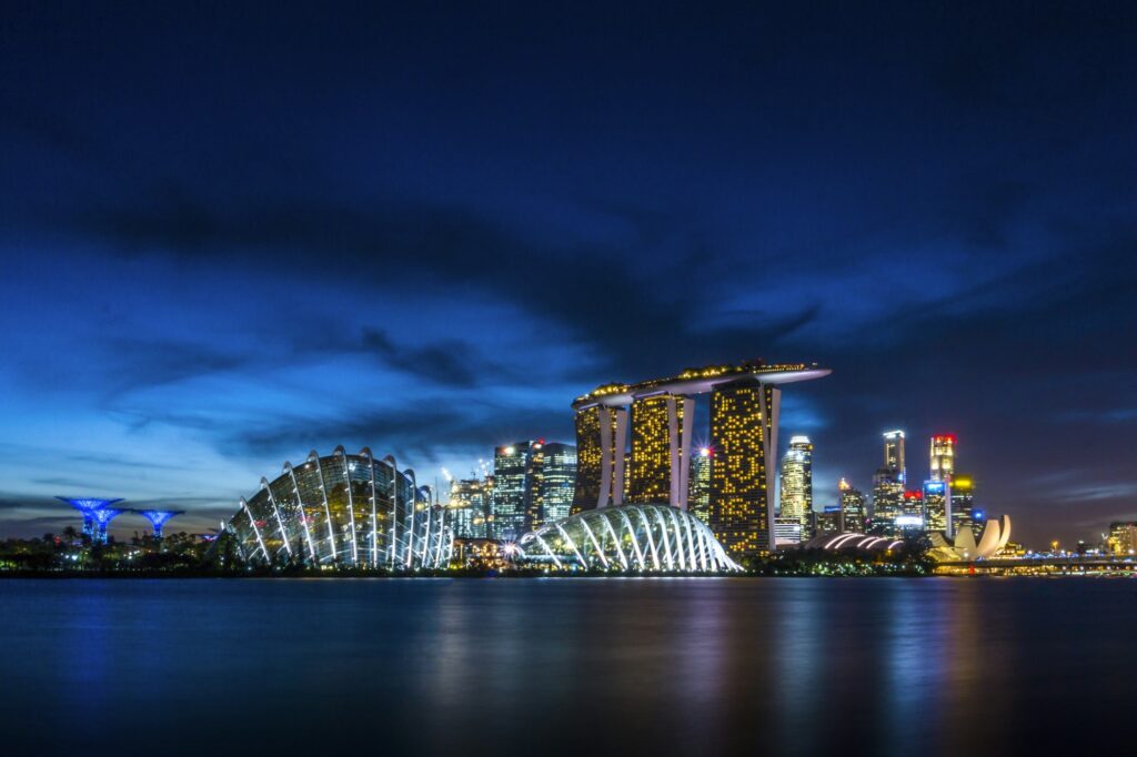 Skyline de Marina Bay la nuit avec le circuit de Formule 1 de Singapour illumine