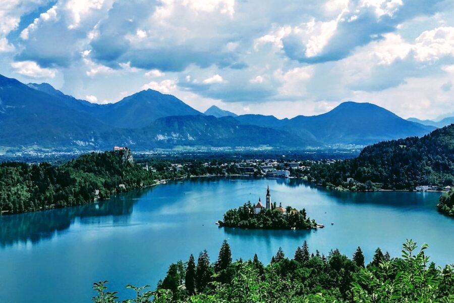 Le lac de Bled, son île et son château perché, avec les Alpes juliennes en arrière-plan