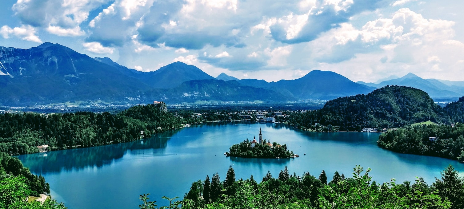Lac de Bled avec l'île et le château en arrière-plan, Alpes juliennes, Slovénie