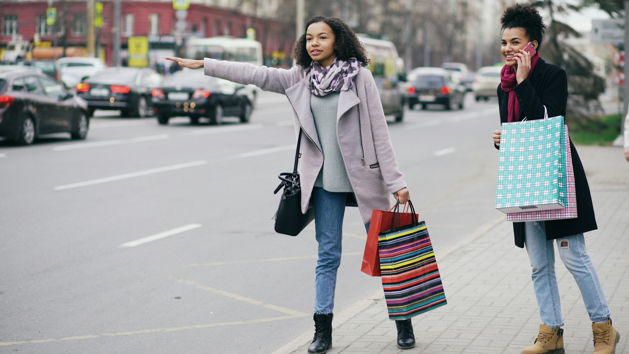 Smartphones et cartes bancaires pour le shopping en voyage en Europe