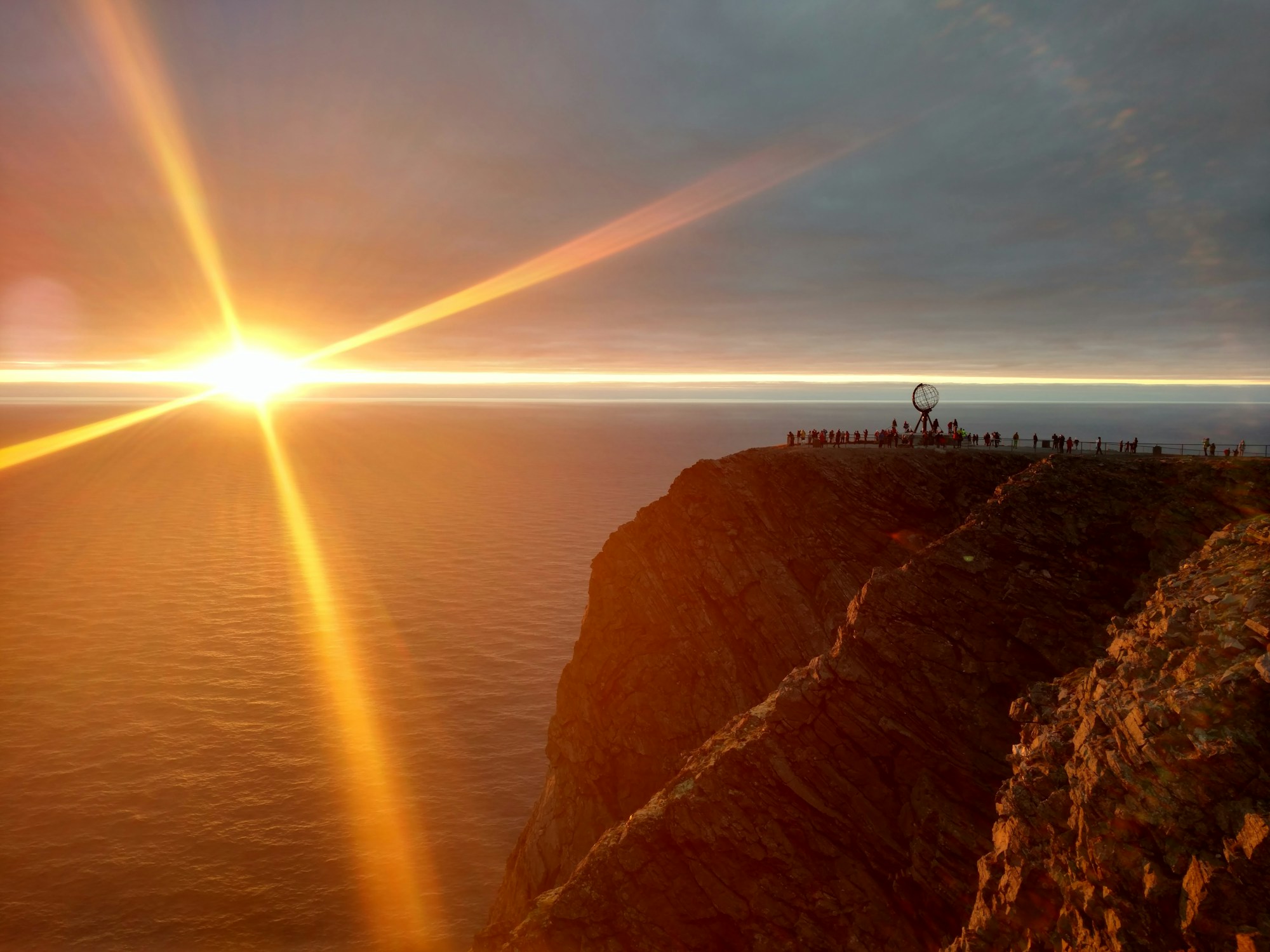 Le plateau du Nordkapp sous le soleil de minuit avec son globe en acier, Norvège arctique