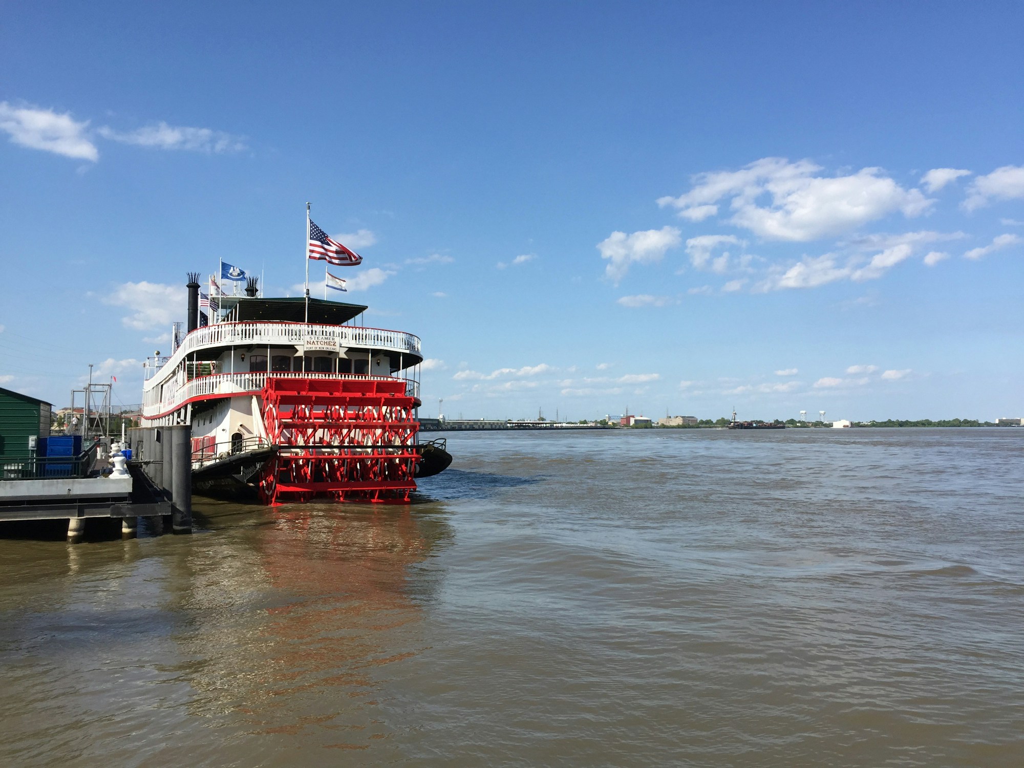 Battello a ruota a pale che risale il Mississippi al tramonto vicino a New Orleans