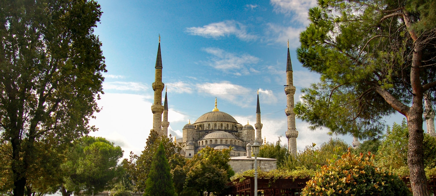 Quartier de Sultanahmet à Istanbul tôt le matin avec la Mosquée Bleue et peu de touristes