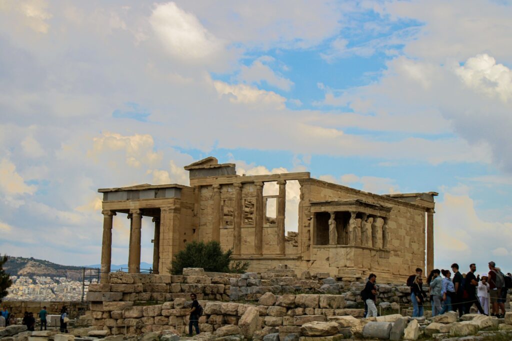 Ruines d'un temple grec antique avec des touristes en contrebas
