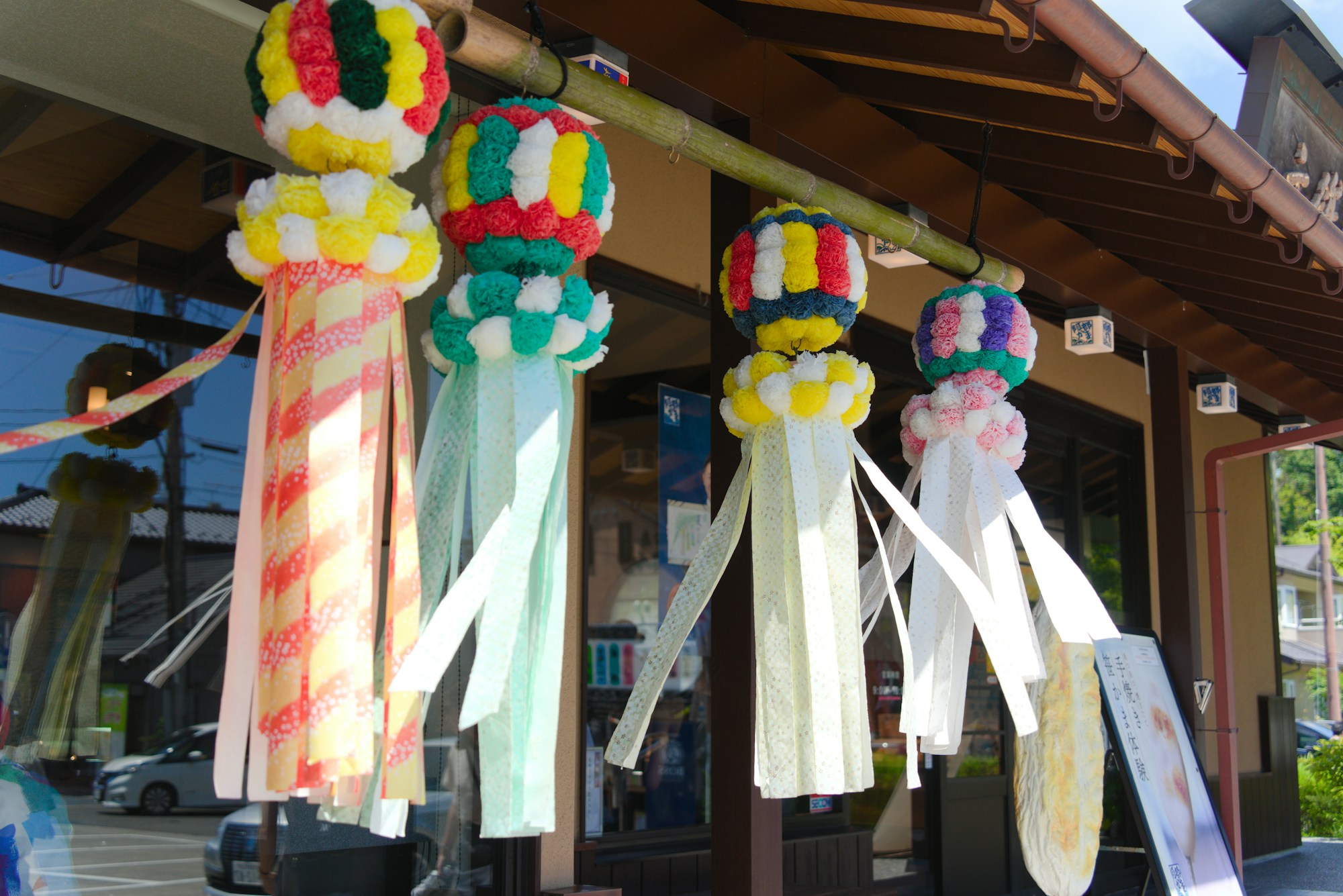 Bunte Tanzaku-Streifen an Bambuszweigen beim Tanabata-Festival in Japan