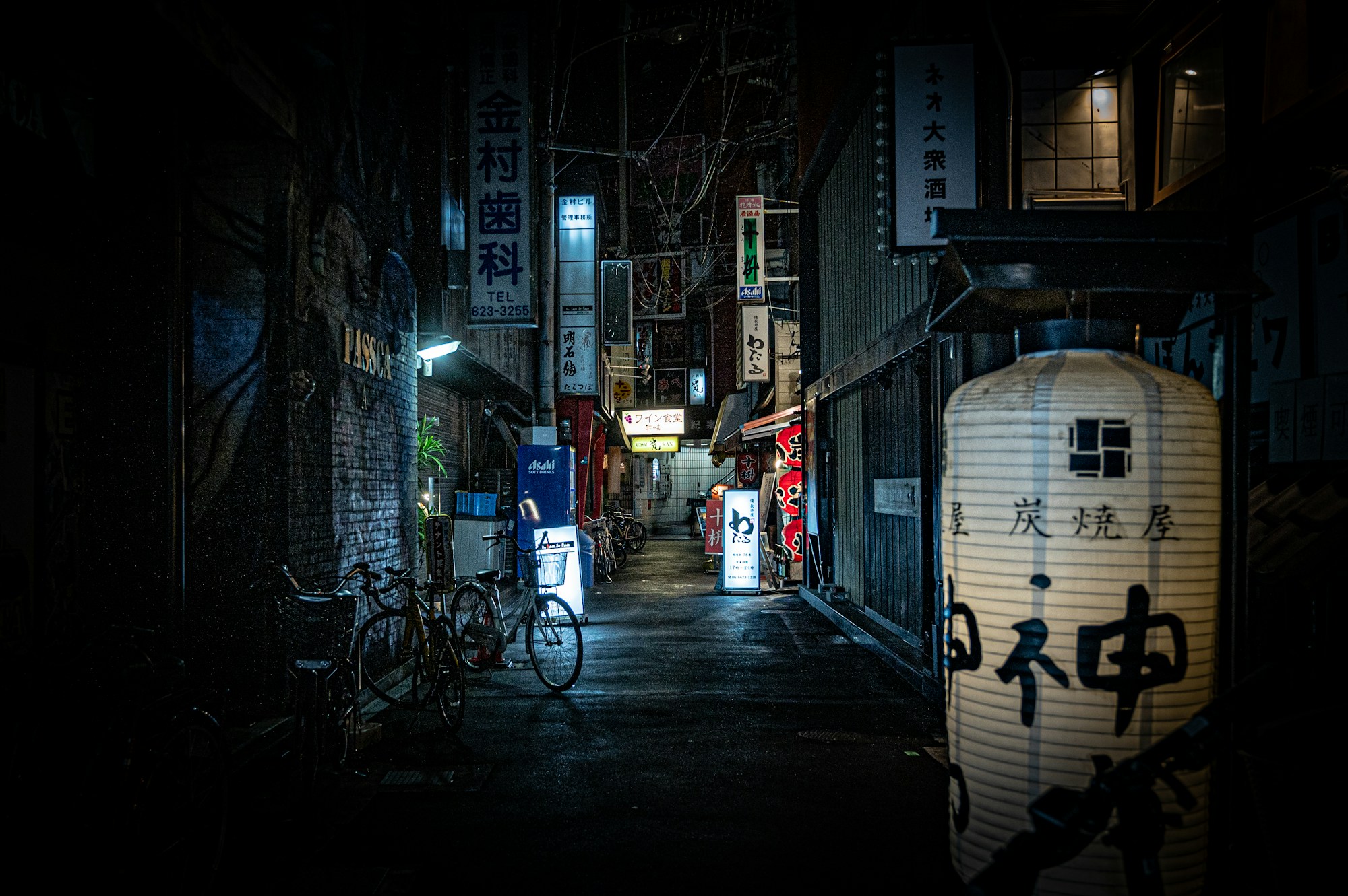 Japanische Straße im Sommer bei intensiver Hitze mit Reisenden, die sich vor der Sonne schützen