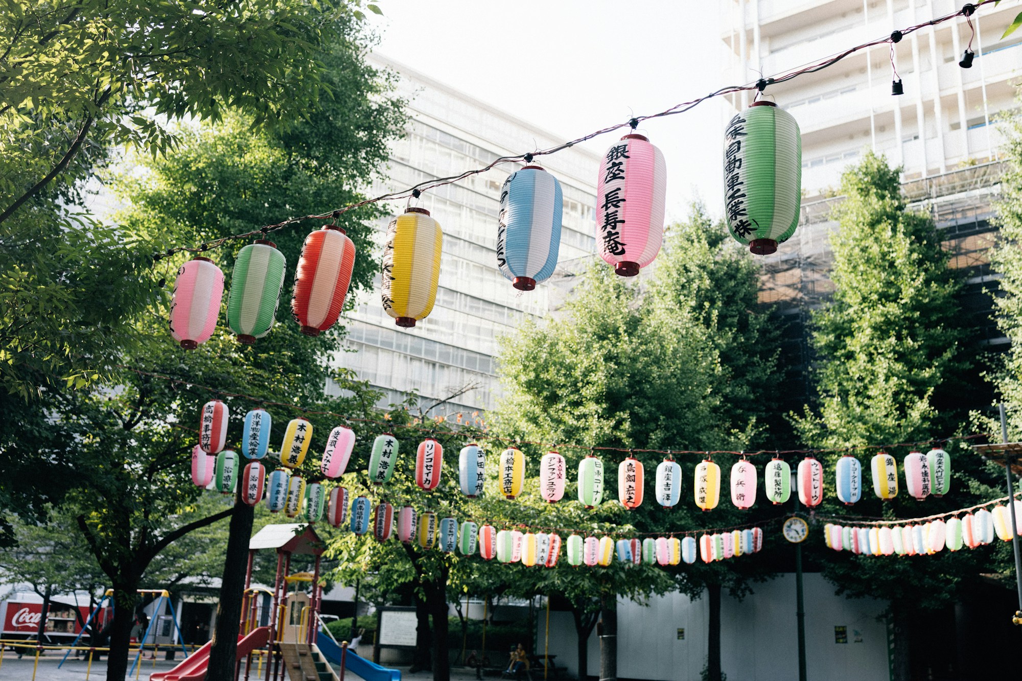 Einkaufspassagen in Sendai mit riesigen Fukinagashi-Dekorationen beim Tanabata Matsuri