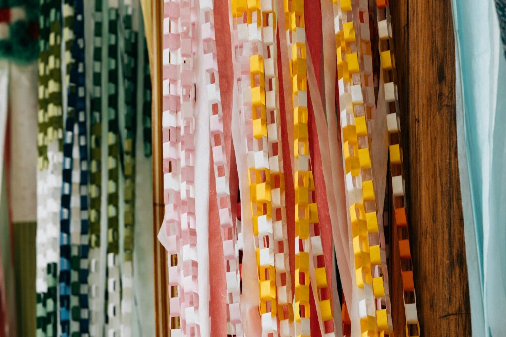 Bandelettes tanzaku colorées accrochées à un bambou lors du festival Tanabata au Japon