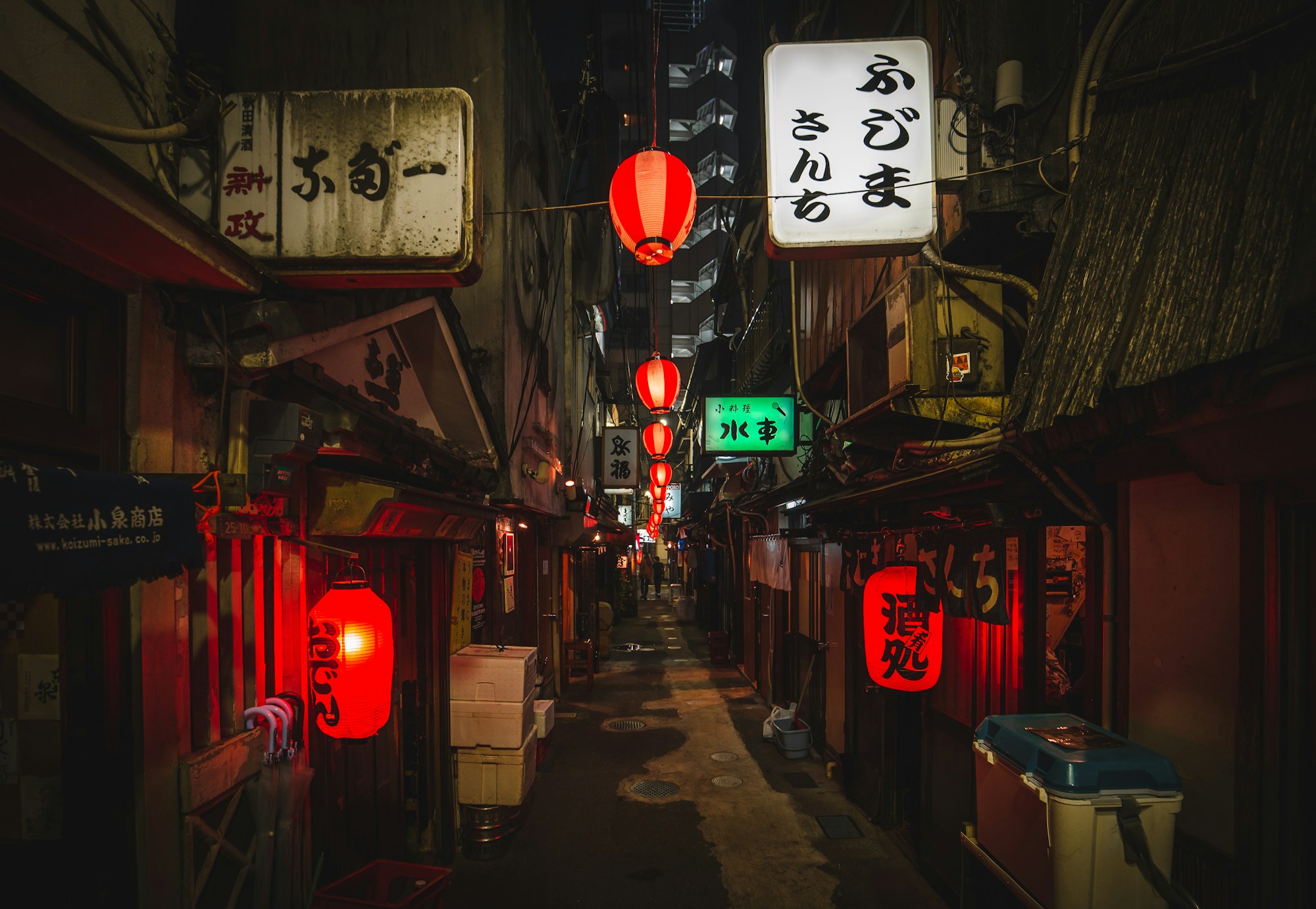 Tokioer Straße mit Laternen und Dekorationen beim sommerlichen Matsuri