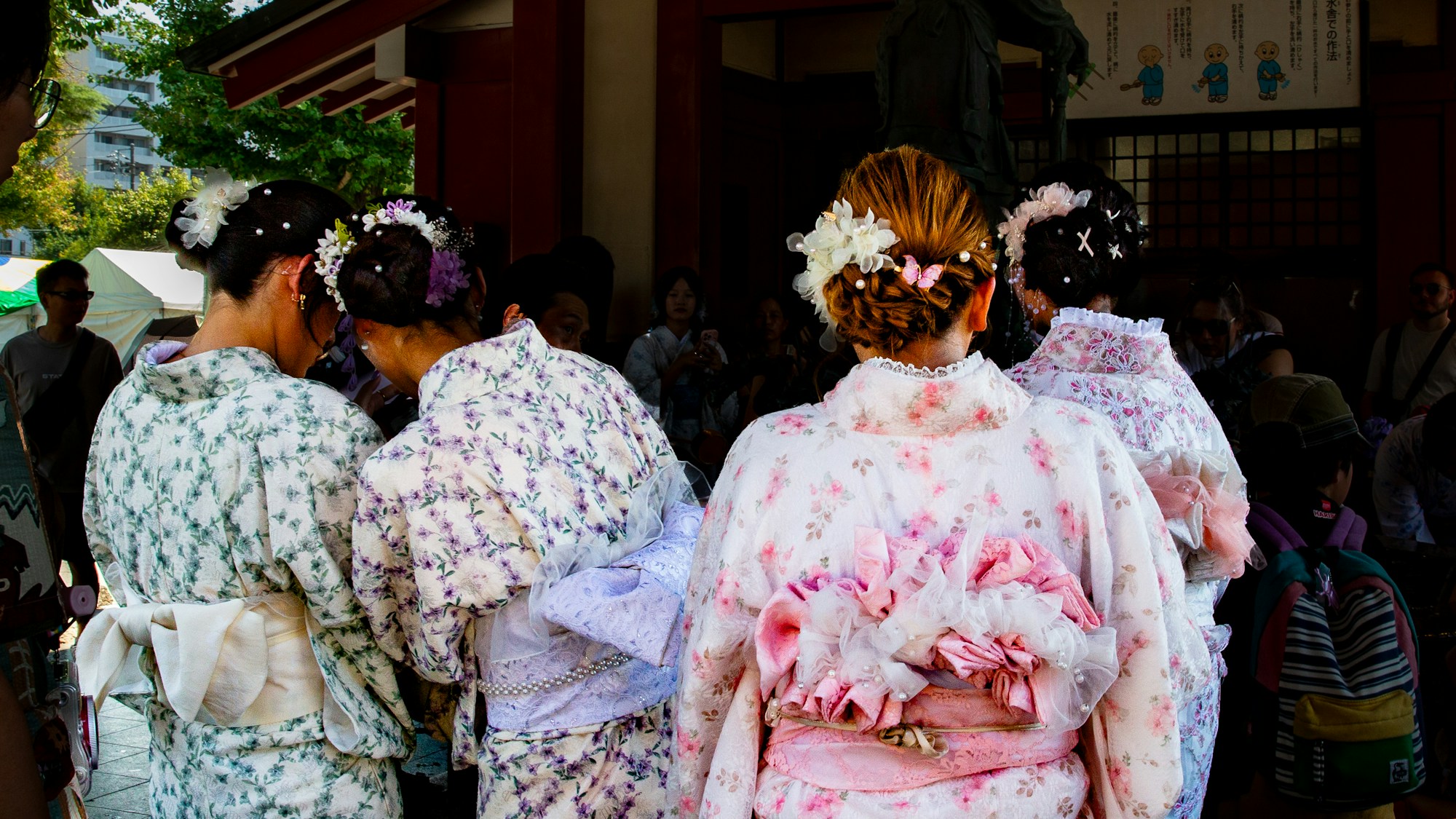 Frau im traditionellen Yukata beim sommerlichen Matsuri in Japan