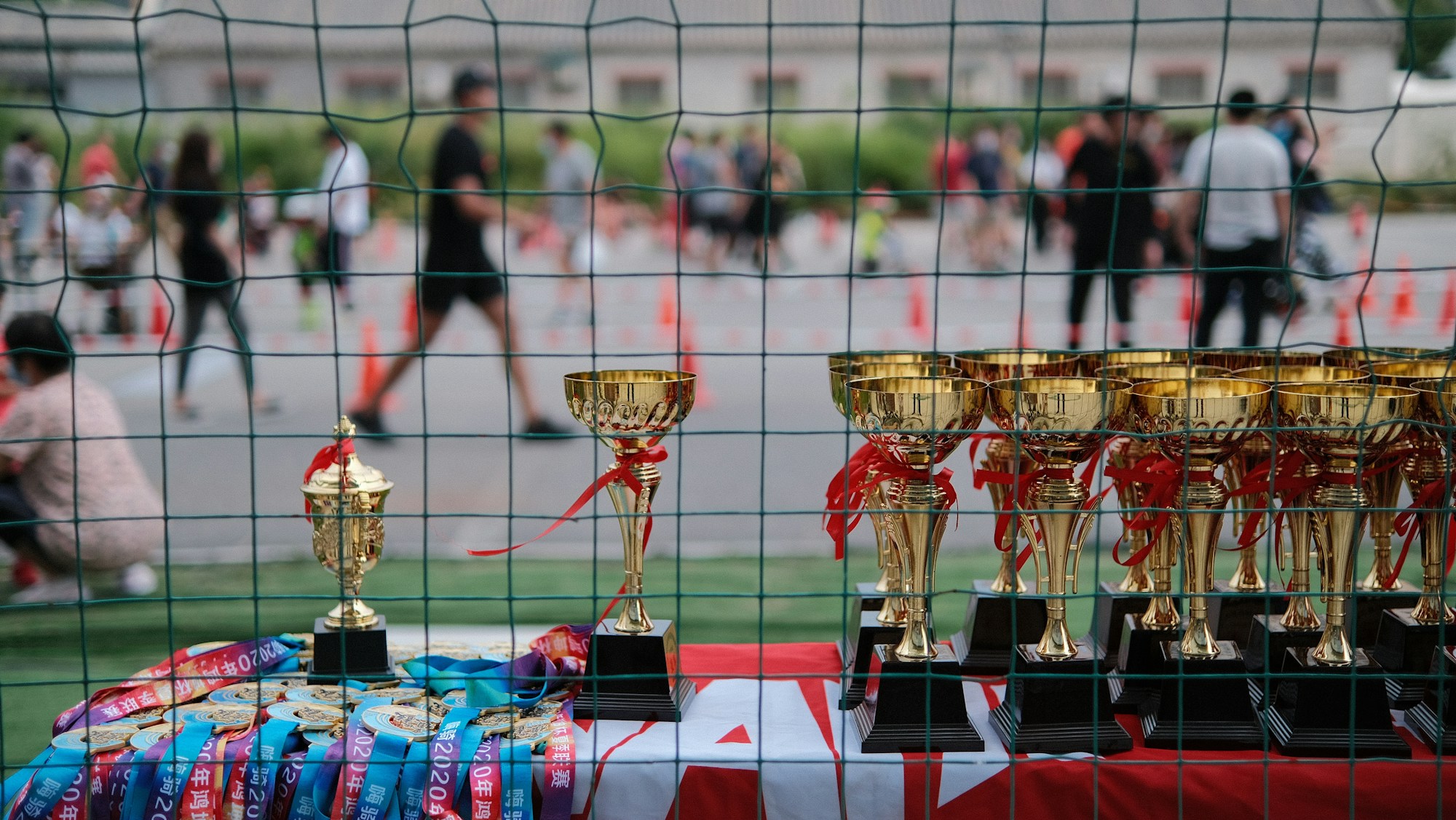 Trophée de tennis illuminé lors d'une cérémonie officielle de remise de prix