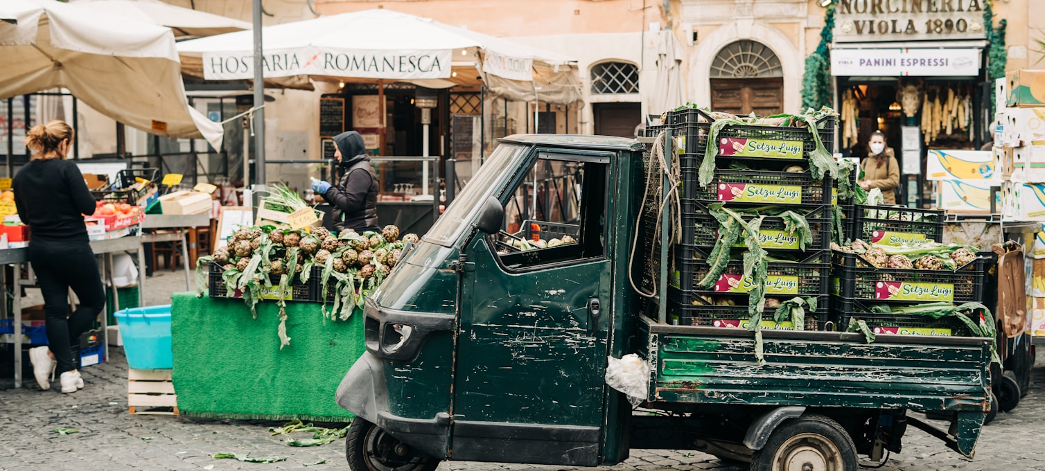 Marché couvert de Testaccio et étals de fruits et légumes romains