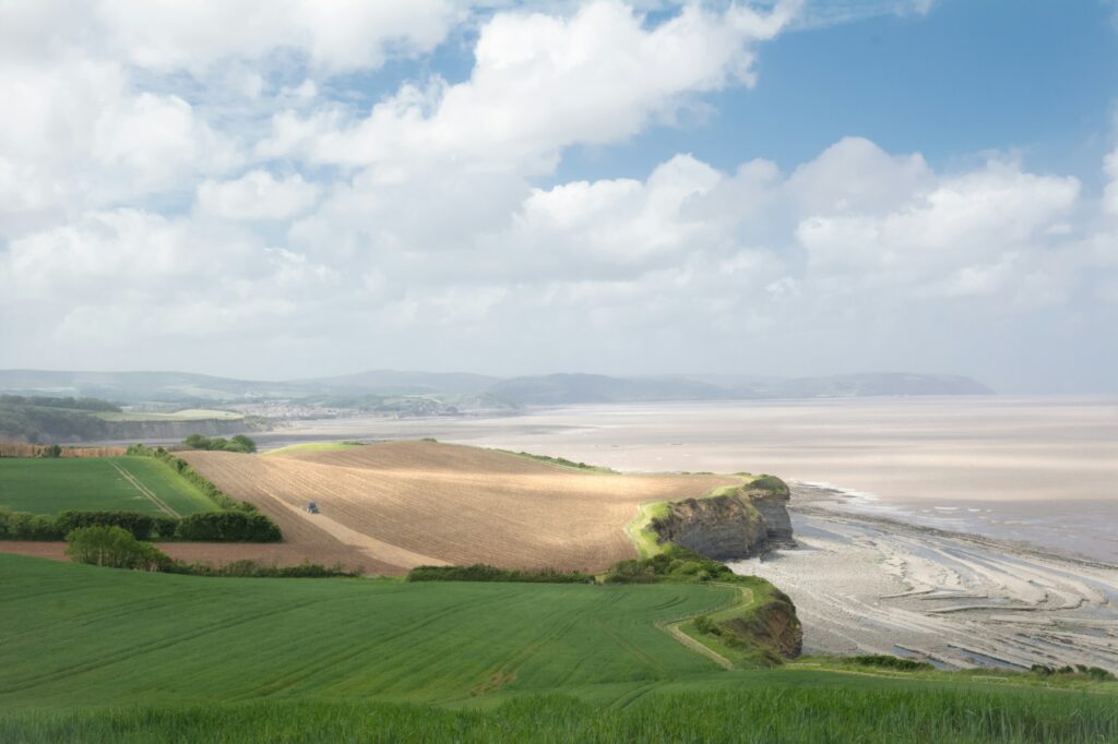 Parcours de golf links côtier avec dunes herbeuses et mer en arrière-plan — typique des links d'Angleterre