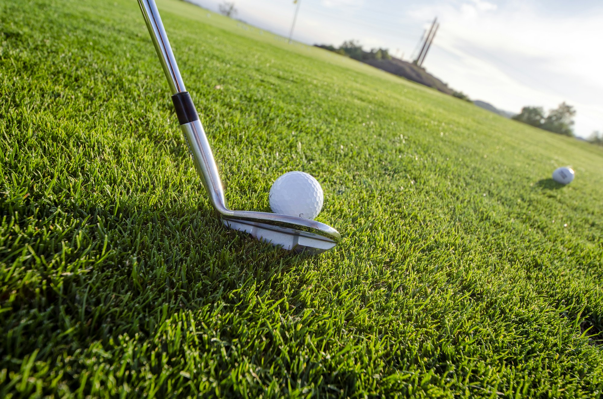 Joueurs de golf lors d'une practice session matinale sur un parcours links