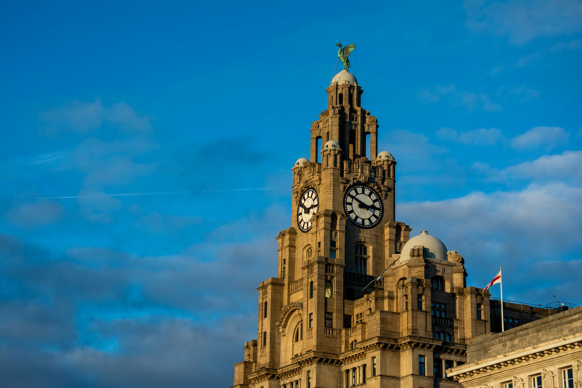 Front de mer de Liverpool avec le Royal Albert Dock et ses briques rouges au bord de la Mersey