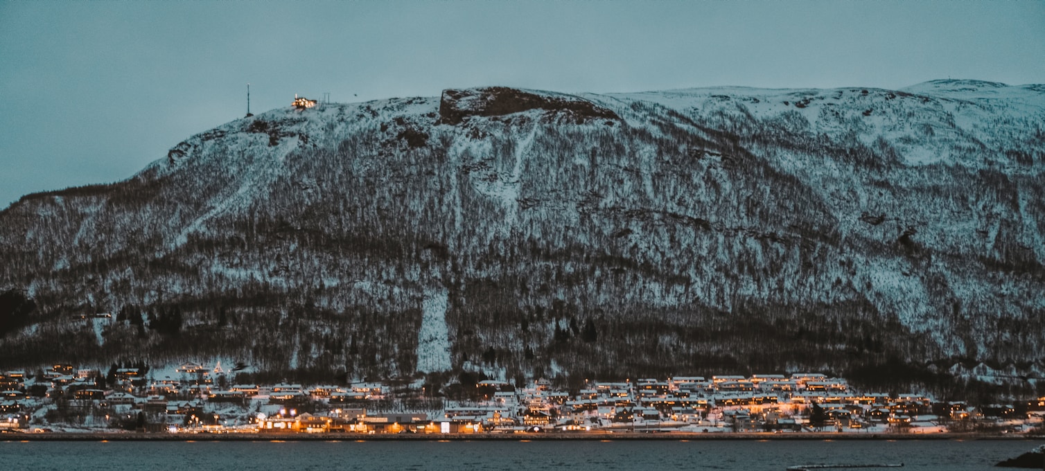 Tromsø en hiver, île arctique sous la neige, Norvège