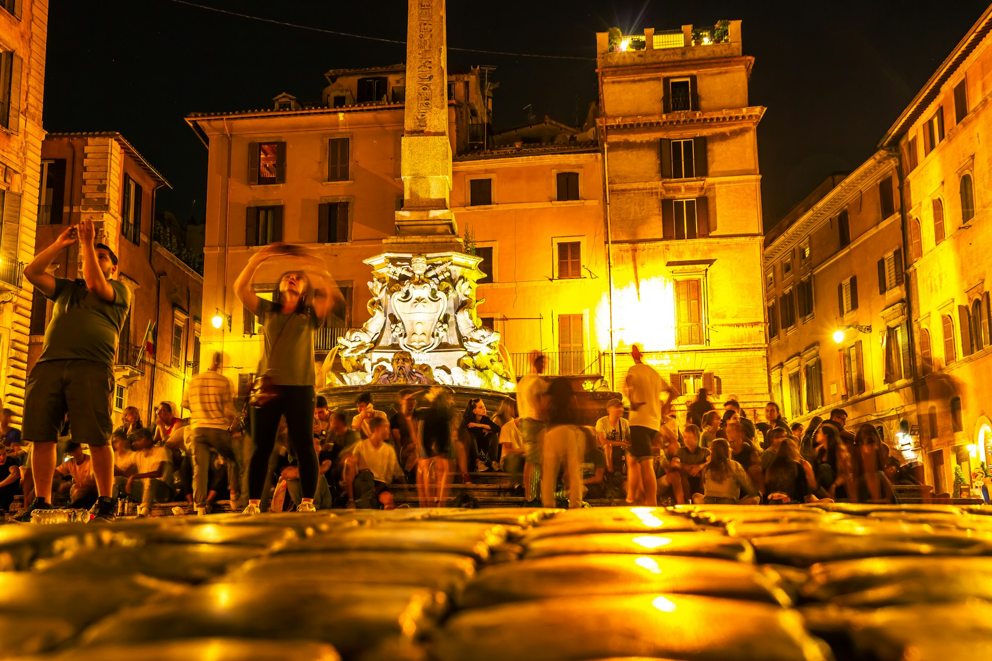 Place médiévale de Pérouse en soirée d'été lors d'Umbria Jazz, foule et concerts en plein air gratuits