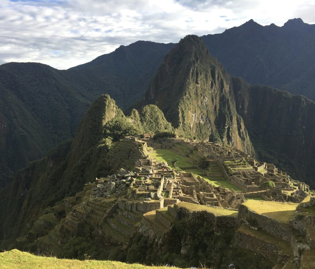 Vue panoramique de la citadelle de Machu Picchu au Pérou au lever du soleil