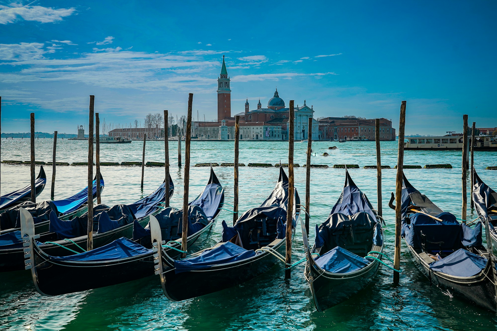 Der Canal Grande in Venedig mit den farbigen Palastfassaden