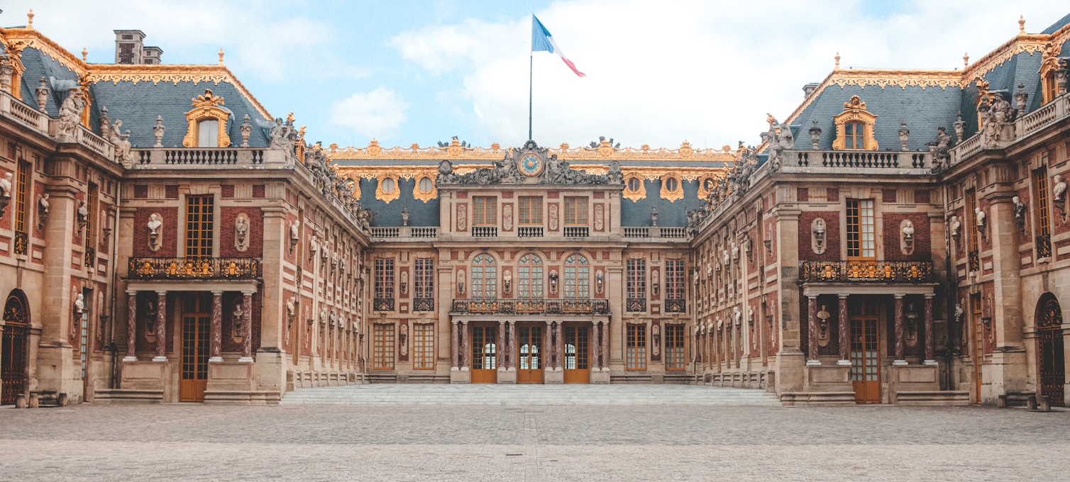 Jardins et grilles dorées du château de Versailles