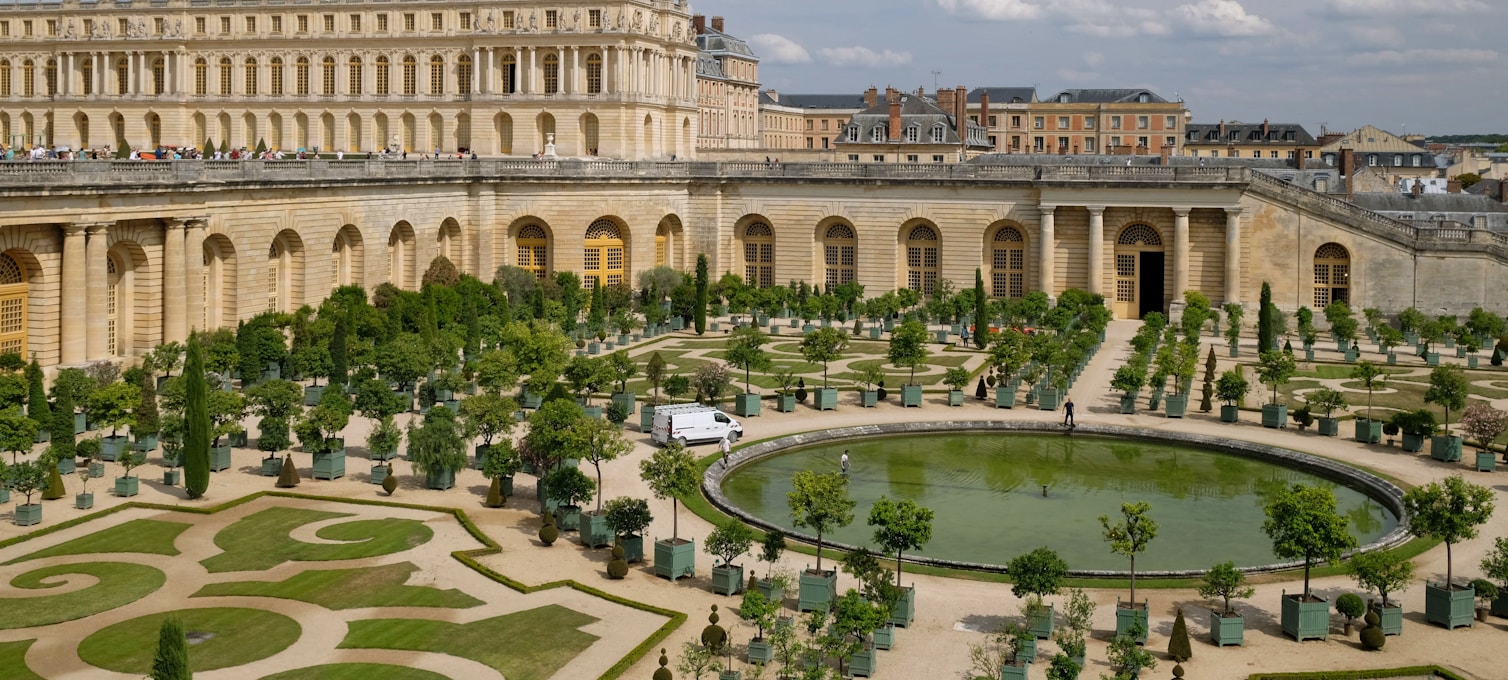 Fontaines baroques dans les jardins à la française de Versailles