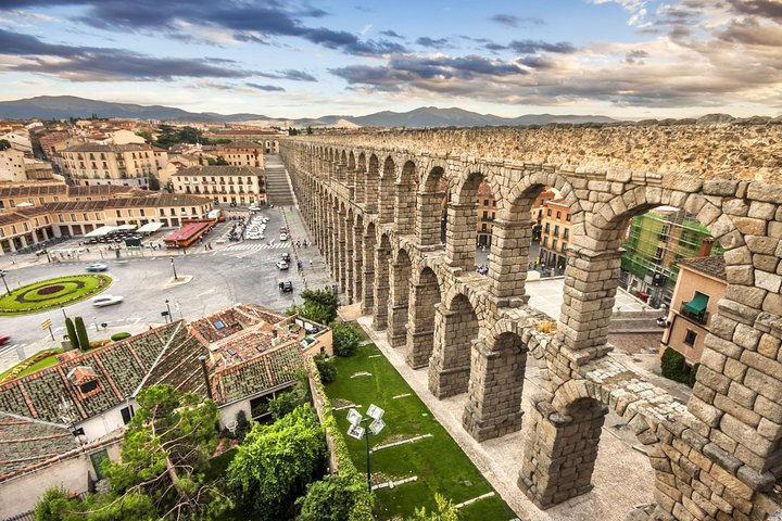 Guide bilingue présentant l'aqueduc romain de Ségovie à un groupe en excursion depuis Madrid