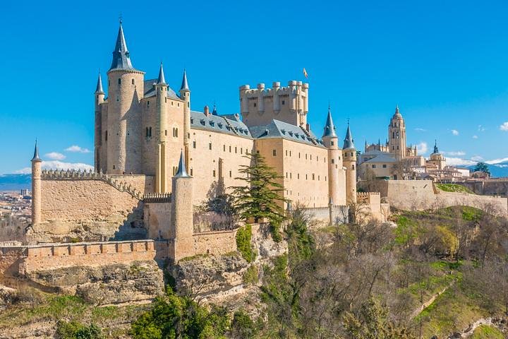 Bus climatisé WiFi pour l'excursion budget Ávila et Ségovie depuis Madrid, guide radio avec casque