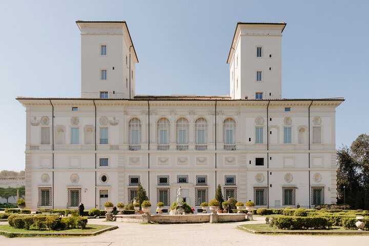 Petit groupe de visiteurs devant les sculptures du Bernin à la Galerie Borghèse Rome