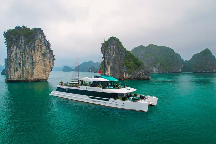 Doppelrumpf-Katamaran Ha Long Catamaran navigiert zwischen den Karsten der Halong Bay und Lan Ha