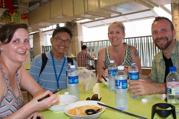 Private Chinatown-Tour in Singapur bei Nacht - beleuchtete Shophouses und Hawker-Küche
